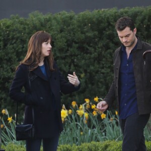 Dakota Johnson et Jamie Dornan, acteurs de "50 nuances plus sombres" dans la rue à Vancouver le 4 avril 2016.