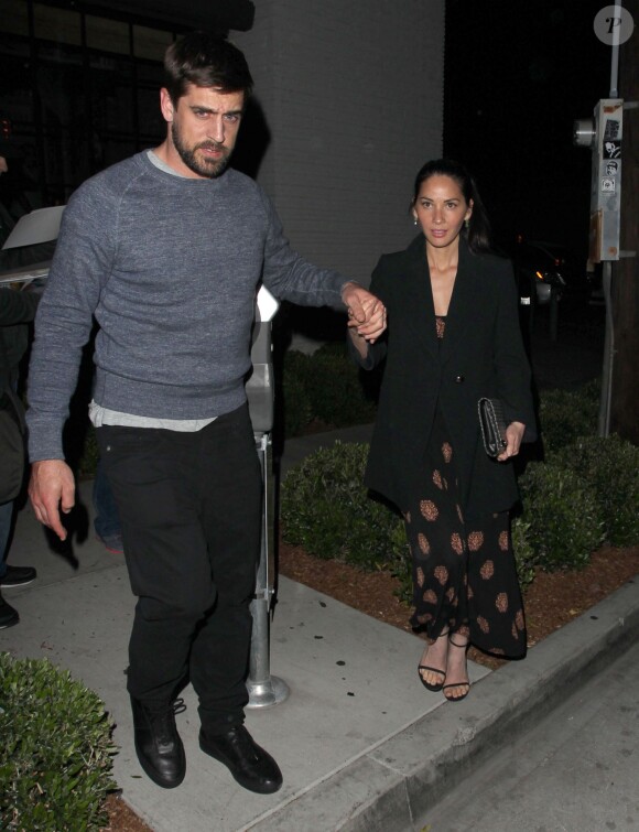 Olivia Munn et son compagnon Aaron Rodgers quittent le restaurant Gracias Madre à Los Angeles le 15 mars 2016