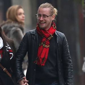 Macaulay Culkin et sa petite amie Jordan Lane Price à Paris le 28 novembre 2013