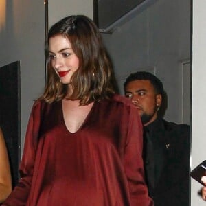 Anne Hathaway enceinte à la sortie de la pre Oscar party de Leonardo Dicaprio à Emporia Armani à Beverly Hills, le 27 février 2016