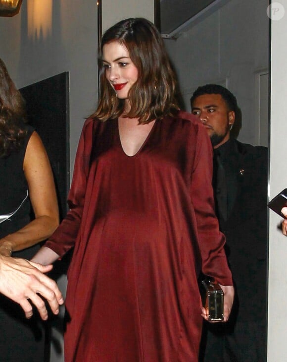 Anne Hathaway enceinte à la sortie de la pre Oscar party de Leonardo Dicaprio à Emporia Armani à Beverly Hills, le 27 février 2016