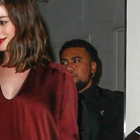 Anne Hathaway enceinte à la sortie de la pre Oscar party de Leonardo Dicaprio à Emporia Armani à Beverly Hills, le 27 février 2016