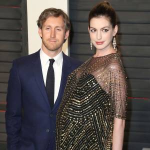 Adam Shulman et sa femme Anne Hathaway (enceinte) - People à la soirée "Vanity Fair Oscar Party" après la 88ème cérémonie des Oscars à Hollywood, le 28 février 2016.