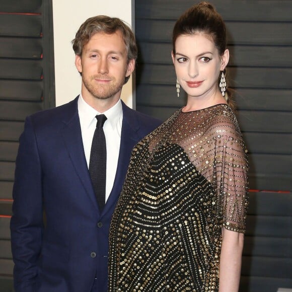 Adam Shulman et sa femme Anne Hathaway (enceinte) - People à la soirée "Vanity Fair Oscar Party" après la 88ème cérémonie des Oscars à Hollywood, le 28 février 2016.