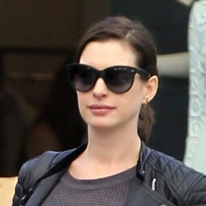 Anne Hathaway enceinte se promène avec son mari Adam Shulman dans les rues de Beverly Hills, le 6 janvier 2016