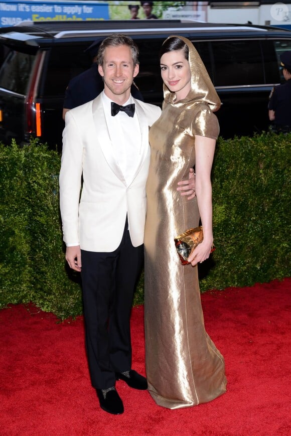 Adam Shulman et sa femme Anne Hathaway - Soirée Costume Institute Gala 2015 (Met Ball) au Metropolitan Museum célébrant l'ouverture de Chine: à travers le miroir à New York, le 4 mai 2015.