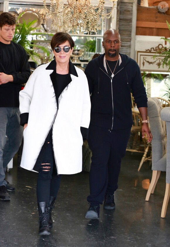 Kris Jenner et son compagnon Corey Gamble sur le tournage de "Keeping Up with the Kardashians" à Calabasas, le 31 mars 2016. © CPA/Bestimage