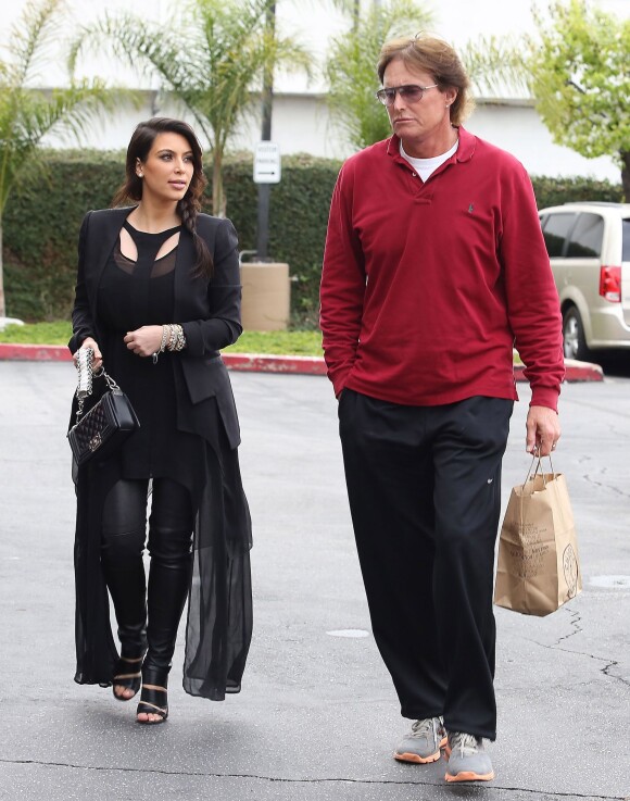 Kim Kardashian enceinte et Bruce Jenner se rendent au bureau de Kris Jenner a Los Angeles, le 19 fevrier 2013.