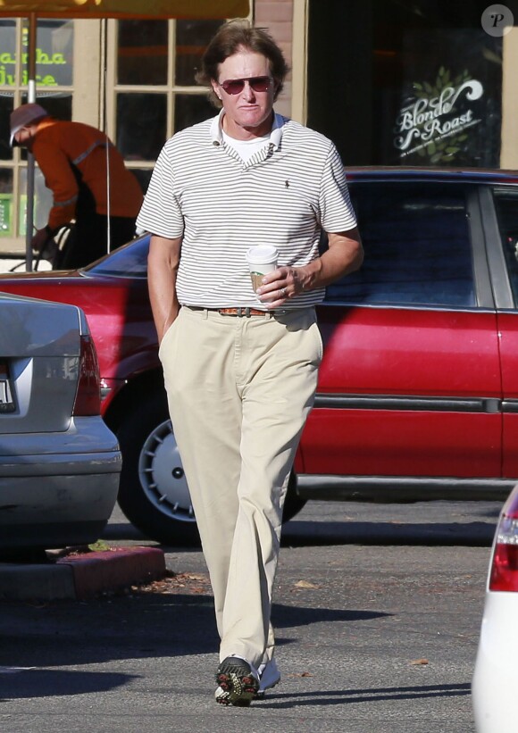 Bruce Jenner s'est arrete chez Starbucks a Sherman Oaks le 26 Janvier 2013.