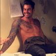 Ricardo des "Anges 8" chez le tatoueur, le 5 avril 2016