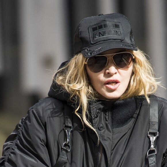 Madonna en vélo dans les rues de Londres le 10 avril 2016