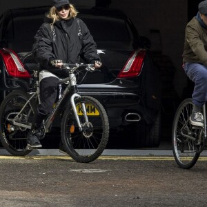 Madonna en vélo à la sortie de son domicile de Londres le 10 avril 2016