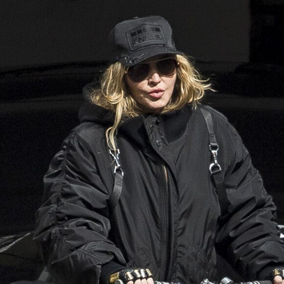 Madonna en vélo à la sortie de son domicile de Londres le 10 avril 2016