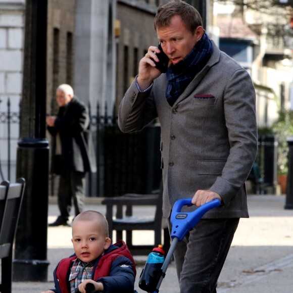 Guy Ritchie et son fils Rafael dans les rues de Londres le 10 avril 2016