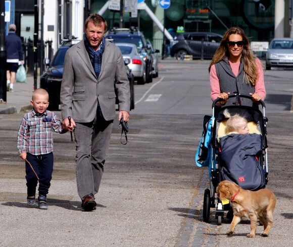 Guy Ritchie, accompagné de son épouse Jacqui Ainsley et de leurs fils Rafael et Levi dans les rues de Londres le 10 avril 2016