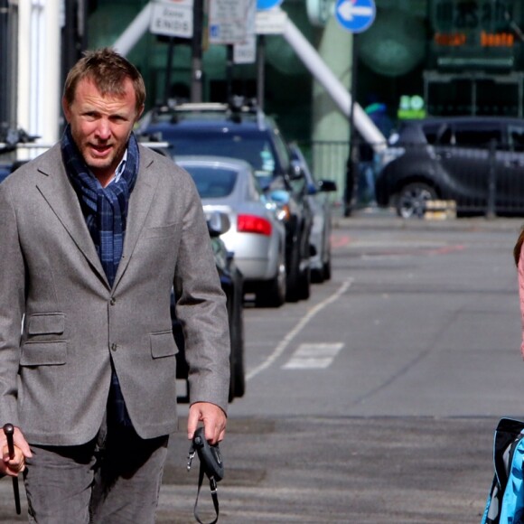 Guy Ritchie, accompagné de son épouse Jacqui Ainsley et de leurs fils Rafael et Levi dans les rues de Londres le 10 avril 2016