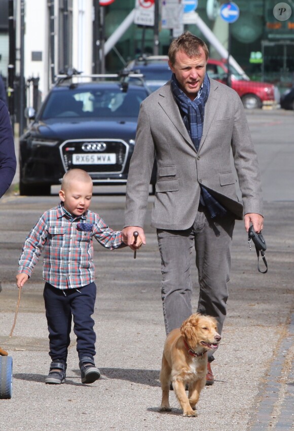 Guy Ritchie et son fils Rafael dans les rues de Londres le 10 avril 2016