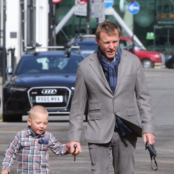 Guy Ritchie et son fils Rafael dans les rues de Londres le 10 avril 2016