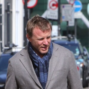 Guy Ritchie, accompagné d'une nounou, de son fils Rafael et de sa fille Rivka dans les rues de Londres le 10 avril 2016