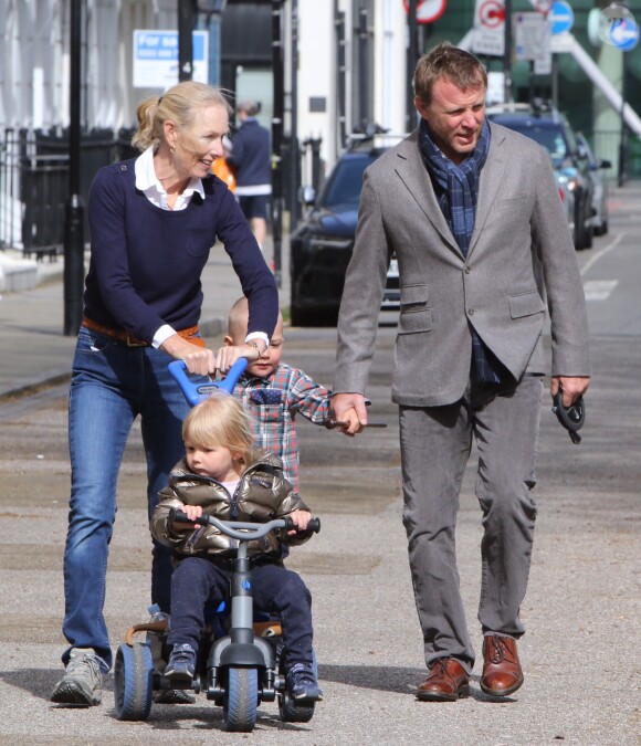 Guy Ritchie, accompagné d'une nounou, de son fils Rafael et de sa fille Rivka dans les rues de Londres le 10 avril 2016