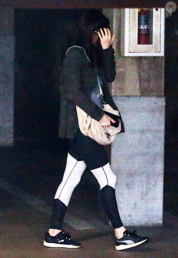 Megan Fox cachant son ventre à Los Angeles le 15 mars 2016