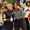 Michelle Obama aide la fondation "Marine Corps Foundation's Toys for Tots" à trier des jouets et à les distribuer aux enfants sur la base Joint Base Anacostia-Bolling à Washington. Le 9 décembre 2015