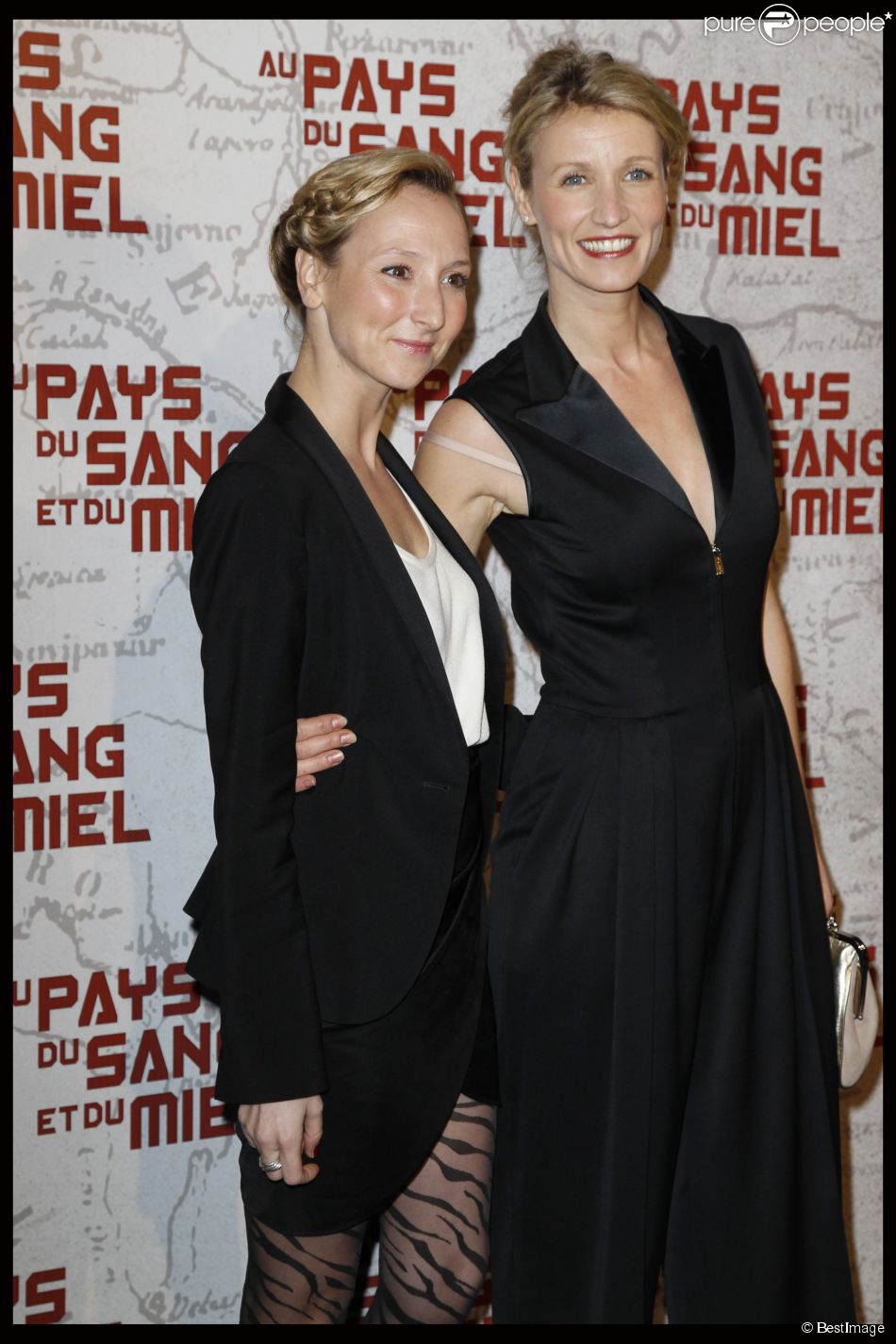 Alexandra Et Audrey Lamy Lors De Lavant Première Du Film Au Pays Du Sang Et Du Miel Le 16 