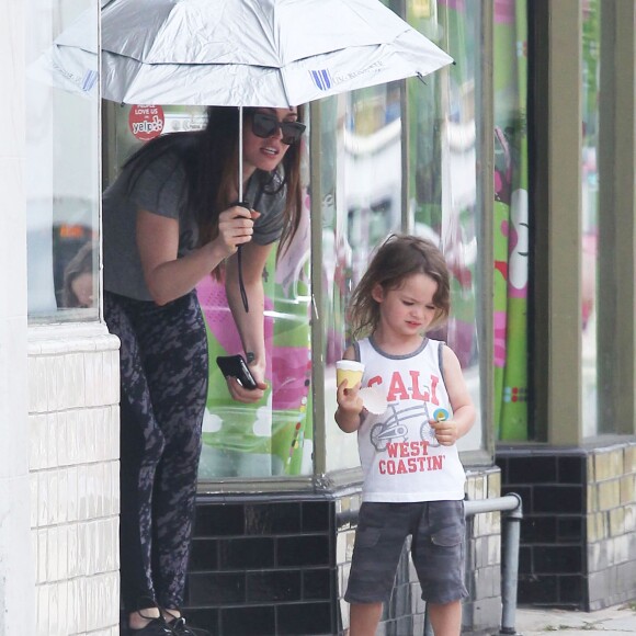 Megan Fox emmène ses enfants Noah et Bodhi à la crèche à Los Angeles, le 6 aout 2015