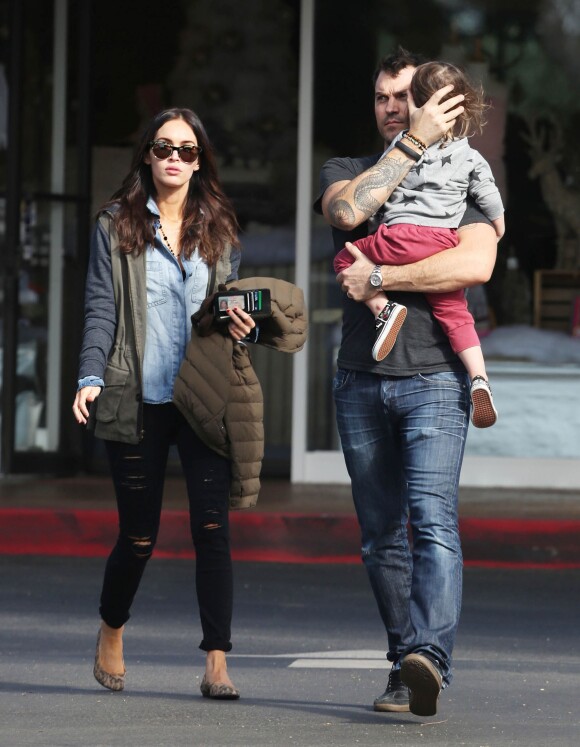 Exclusif - Megan Fox et son mari Brian Austin Green se promènent avec leur fils Noah à Bel Air, le 15 décembre 2014