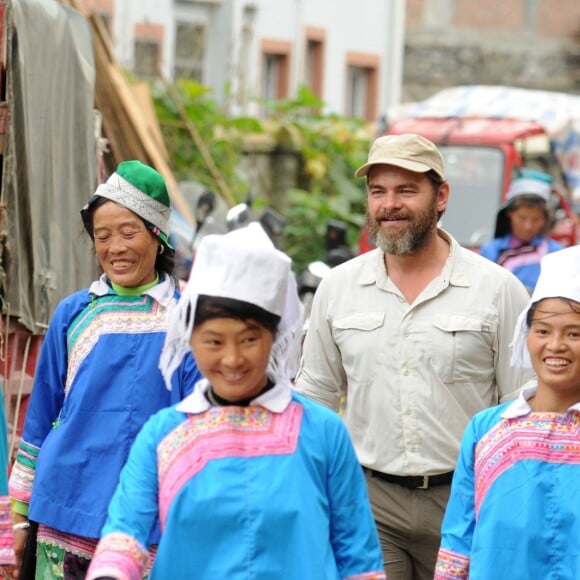 L'acteur Clovis Cornillac dans "Rendez-vous en terre inconnue" sur France 2, le 12 avril 2016.