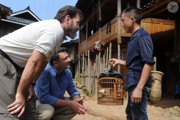 Clovis Cornillac dans "Rendez-vous en terre inconnue" sur France 2, le 12 avril 2016.