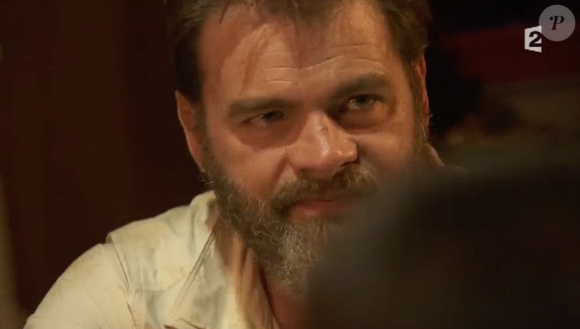 Clovis Cornillac ému dans "Rendez-vous en terre inconnue" sur France 2, le 12 avril 2016.