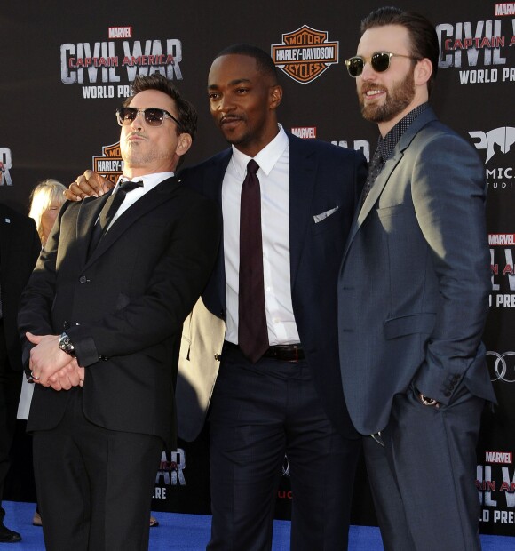 Robert Downey Jr., Anthony Mackie, Chris Evans à la première de Captain America: Civil War au Dolby Theatre à Hollywood, le 12 avril 2016.