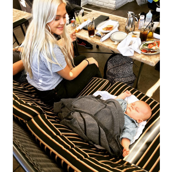 Louis Tomlinson, au restaurant avec sa soeur Lottie, a publié une photo de son fils Freddie sur sa page Instagram, le 12 avril 2016.