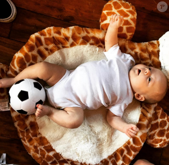 Louis Tomlinson a publié une photo de son fils Freddie, un ballon de foot entre les pieds, sur sa page Instagram, le 12 avril 2016.