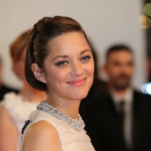 Marion Cotillard - Descente des marches du film "Deux jours, une nuit" lors du 67e Festival du film de Cannes le 20 mai 2014.