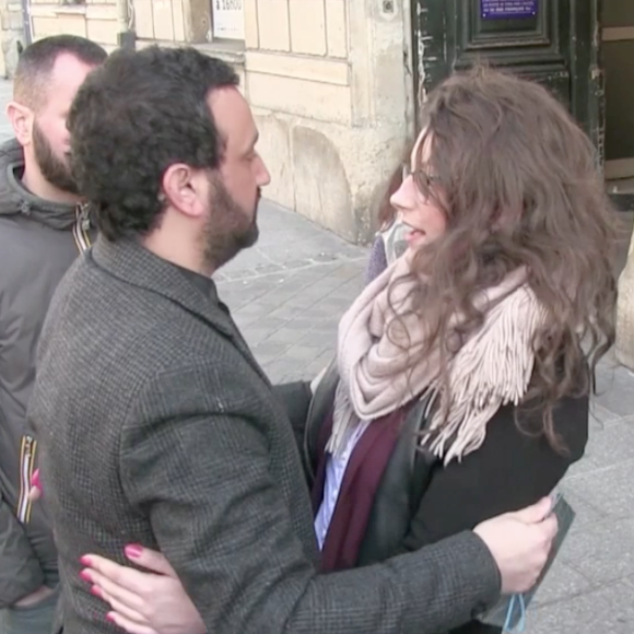 L'animateur Cyril Hanouna prend du temps avec ses fans devant les locaux d'Europe 1 à Paris. Le 14 avril 2016.