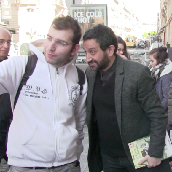 Cyril Hanouna prend du temps avec ses fans devant les locaux d'Europe 1 à Paris. Le 14 avril 2016.