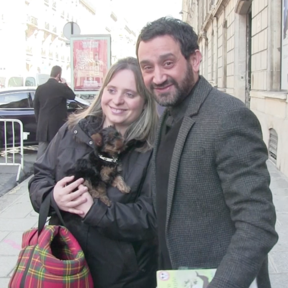 Cyril Hanouna prend du temps avec ses fans devant les locaux d'Europe 1 à Paris. Le 14 avril 2016.