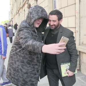 Cyril Hanouna prend du temps avec ses fans devant les locaux d'Europe 1 à Paris. Le 14 avril 2016.