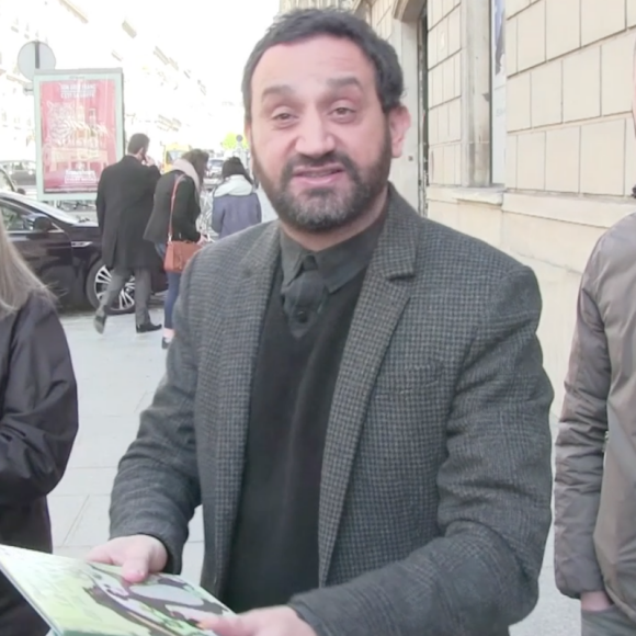 Cyril Hanouna prend du temps avec ses fans devant les locaux d'Europe 1 à Paris. Le 14 avril 2016.