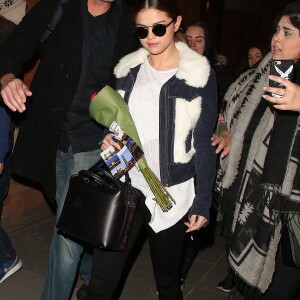 Selena Gomez est accueillie par ses fans à son arrivée à Londres en Eurostar en provenance de Paris, le 10 mars 2016
