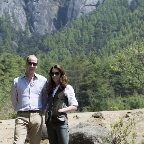 Kate Middleton et le prince William ont fait un trek de près de trois heures le 15 avril 2016 au Bhoutan pour atteindre le monastère bouddhiste Taktshang, dit "la tanière du tigre", berceau du bouddhisme au Bhoutan surplombant la vallée de Paro, à l'avant-dernier jour de leur tournée royale en Inde et au Bhoutan.