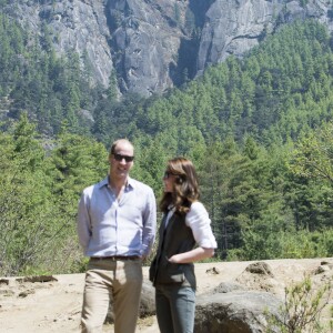 Kate Middleton et le prince William ont fait un trek de près de trois heures le 15 avril 2016 au Bhoutan pour atteindre le monastère bouddhiste Taktshang, dit "la tanière du tigre", berceau du bouddhisme au Bhoutan surplombant la vallée de Paro, à l'avant-dernier jour de leur tournée royale en Inde et au Bhoutan.