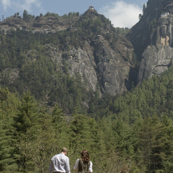 Kate Middleton et le prince William ont fait un trek de près de trois heures le 15 avril 2016 au Bhoutan pour atteindre le monastère bouddhiste Taktshang, dit "la tanière du tigre", berceau du bouddhisme au Bhoutan surplombant la vallée de Paro, à l'avant-dernier jour de leur tournée royale en Inde et au Bhoutan.