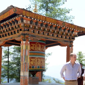 Kate Middleton et le prince William ont fait une halte à mi-chemin, à un temple, lors de leur trek de près de trois heures le 15 avril 2016 au Bhoutan pour atteindre le monastère bouddhiste Taktshang, dit "la tanière du tigre", berceau du bouddhisme au Bhoutan surplombant la vallée de Paro, à l'avant-dernier jour de leur tournée royale en Inde et au Bhoutan.