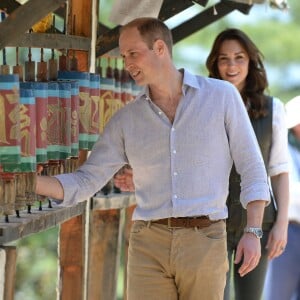 Kate Middleton et le prince William ont fait une halte à mi-chemin, à un temple, lors de leur trek de près de trois heures le 15 avril 2016 au Bhoutan pour atteindre le monastère bouddhiste Taktshang, dit "la tanière du tigre", berceau du bouddhisme au Bhoutan surplombant la vallée de Paro, à l'avant-dernier jour de leur tournée royale en Inde et au Bhoutan.