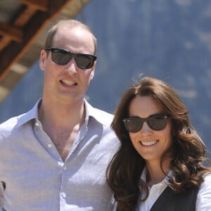 Kate Middleton et le prince William ont fait une halte à mi-chemin, à un temple, lors de leur trek de près de trois heures le 15 avril 2016 au Bhoutan pour atteindre le monastère bouddhiste Taktshang, dit "la tanière du tigre", berceau du bouddhisme au Bhoutan surplombant la vallée de Paro, à l'avant-dernier jour de leur tournée royale en Inde et au Bhoutan.