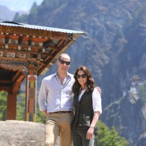 Kate Middleton et le prince William ont fait une halte à mi-chemin, à un temple, lors de leur trek de près de trois heures le 15 avril 2016 au Bhoutan pour atteindre le monastère bouddhiste Taktshang, dit "la tanière du tigre", berceau du bouddhisme au Bhoutan surplombant la vallée de Paro, à l'avant-dernier jour de leur tournée royale en Inde et au Bhoutan.