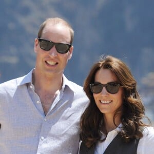 Kate Middleton et le prince William ont fait une halte à mi-chemin, à un temple, lors de leur trek de près de trois heures le 15 avril 2016 au Bhoutan pour atteindre le monastère bouddhiste Taktshang, dit "la tanière du tigre", berceau du bouddhisme au Bhoutan surplombant la vallée de Paro, à l'avant-dernier jour de leur tournée royale en Inde et au Bhoutan.